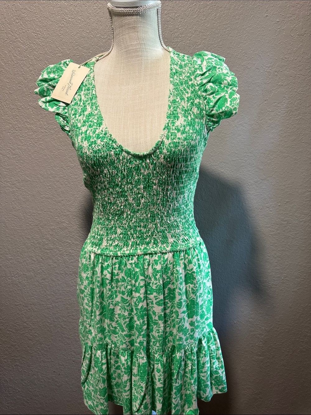 Universal Thread NWT Ruffle Short Sleeve Smocked Dress - Green Floral Size XS